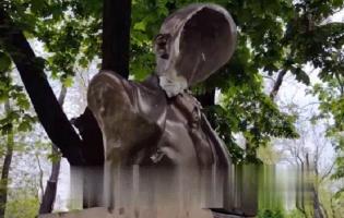 У Маріуполі розбили погруддя леніна