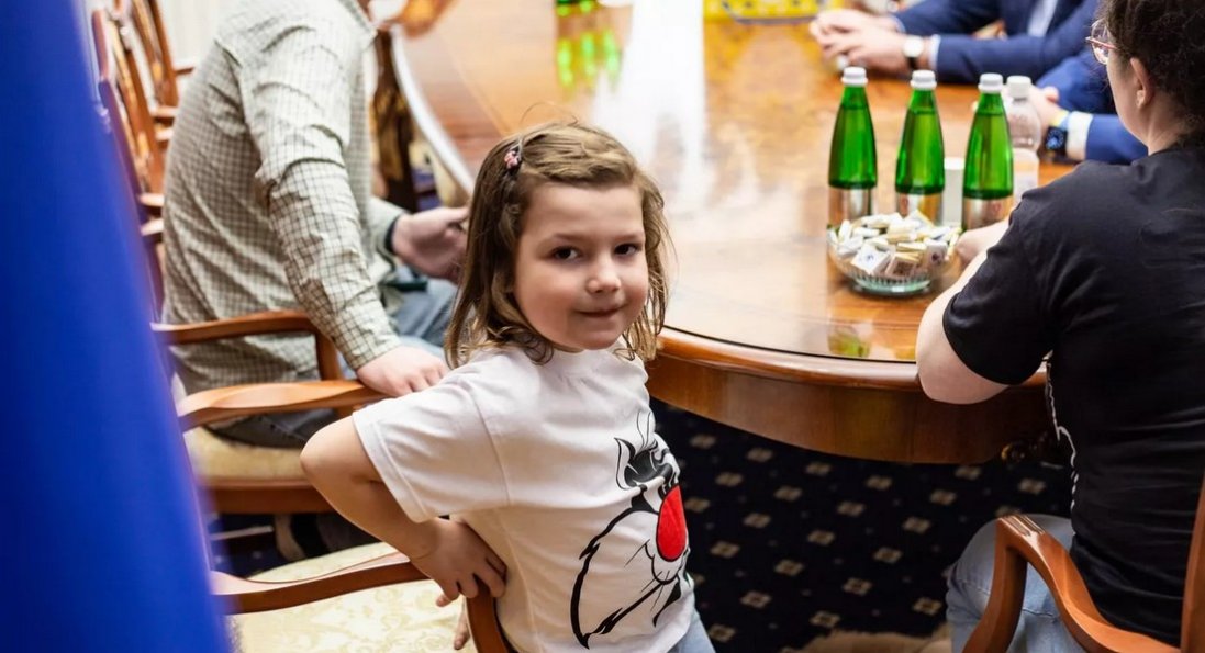 В Україну з росії повернули 6-річну дівчинку, батьки якої були у полоні