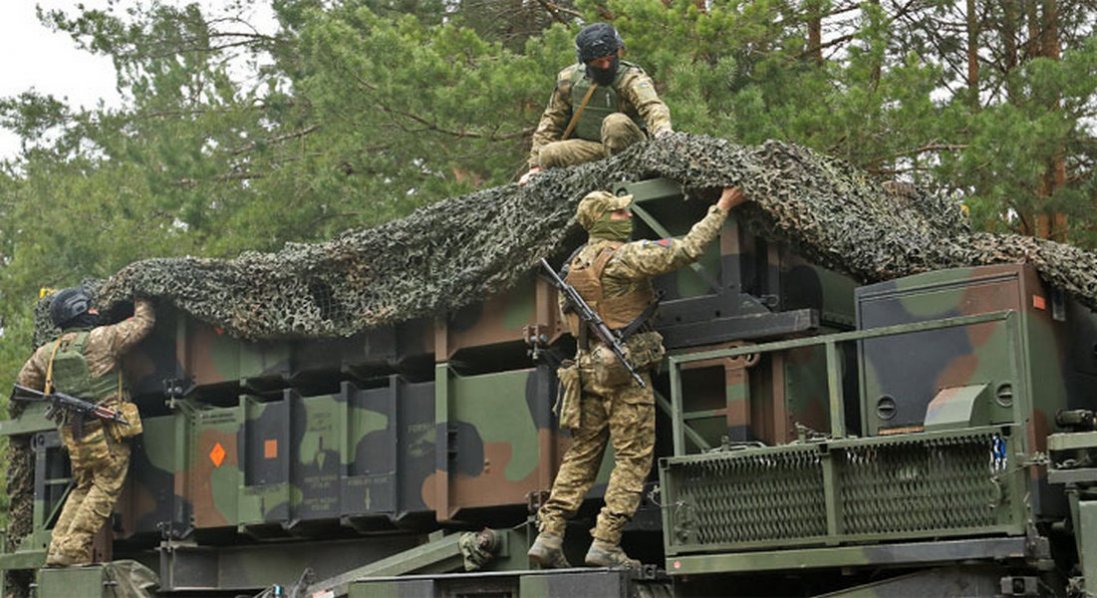Українські захисники за допомогою системи Patriot збили бомбардувальник окупантів