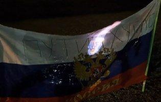 У Маріуполі жителі спалили російський прапор