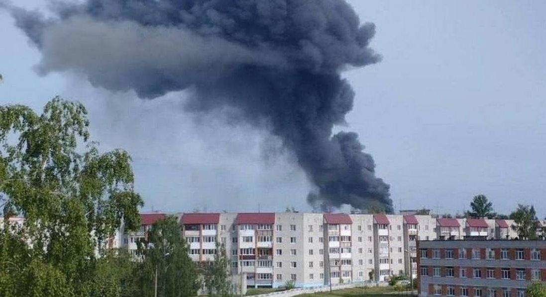 На Брянщині - пожежа на заводі, що працює на міноборони рф