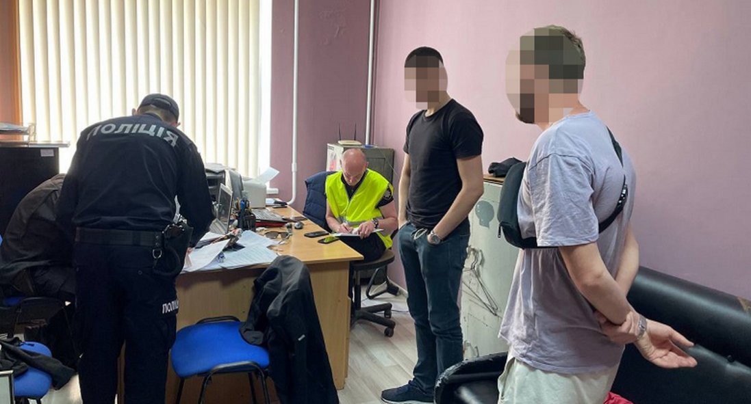 У Києав затримали двох молодиків, які знімали роботу ППО