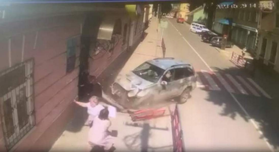 В Яворові п’яна водійка збила на тротуарі поліцейську