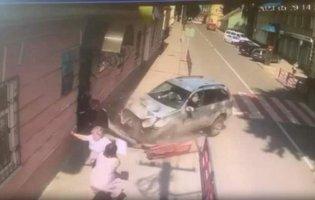 В Яворові п’яна водійка збила на тротуарі поліцейську