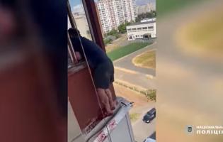 У Києві чоловік висів на дротах на висоті дев’ятого поверху: хотів вбити себе