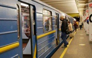 У Києві жінка в метро потрапила під потяг