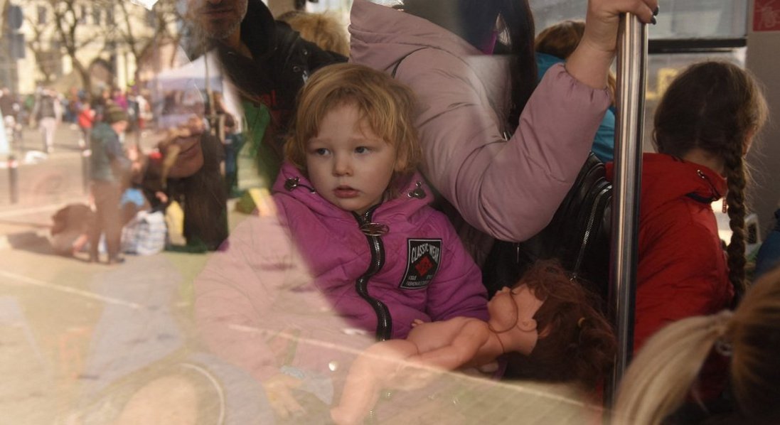 До окупованого Криму росіяни вивозять дітей