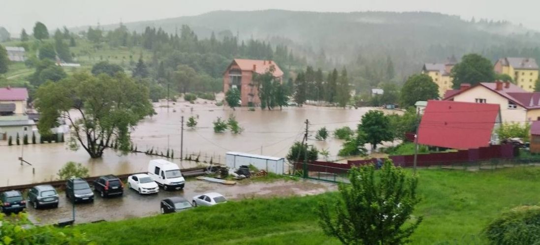 На Львівщині підтопило селище: врятовали 20 людей