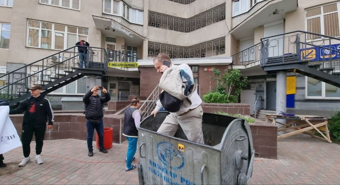 У Києві екснардепа Чорновола викинули в смітник і облили зеленкою: чому