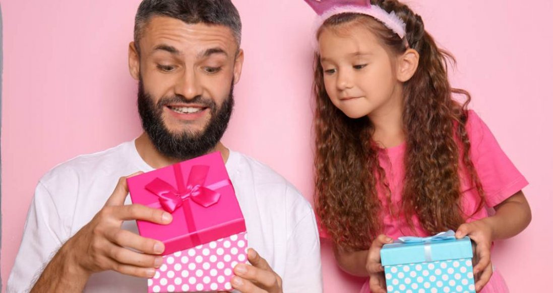 Що подарувати татові на День батька в Україні у 2023 році: оригінальні та ексклюзивні подарунки