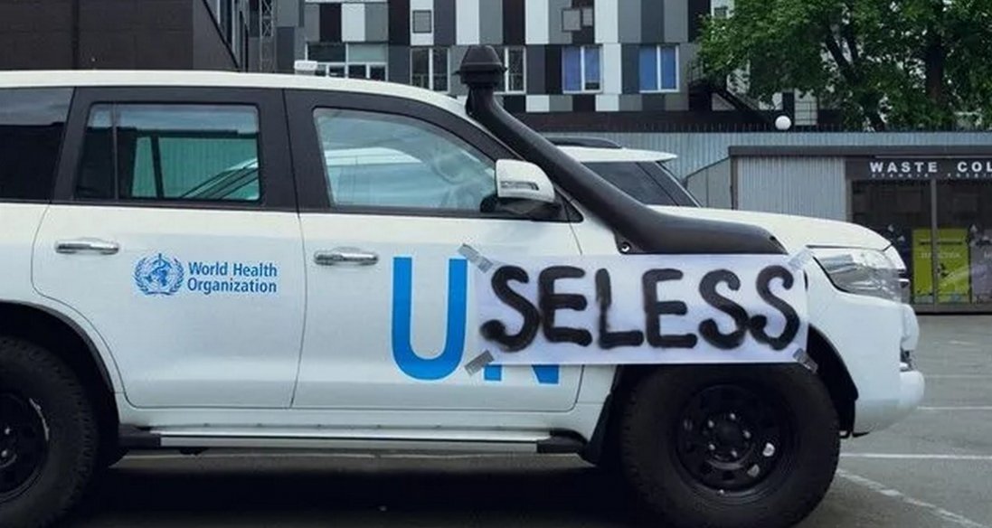 Плакат «Нікчемна» на машині ООН: активіста притягають до відповідальності