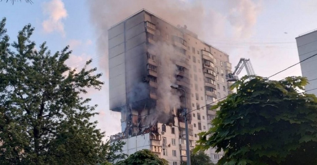 Деталі нічного вибуху в 16-типоверхівці Києва: що кажуть сусіди