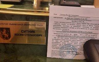 У Львові депутатам облради вручили повістки