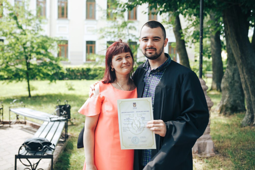 Із мамою та дипломом бакалавра 