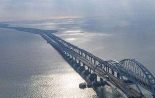 Біля Кримського мосту пролунали вибухи