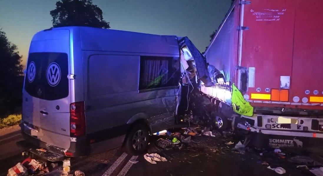 У Польщі авто з українцями врізалося у вантажівку: є загибла