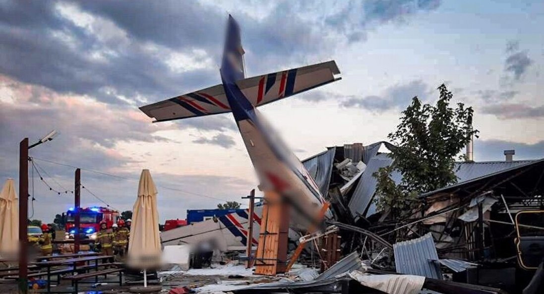 У Польщі літак впав на ангар: є загиблі