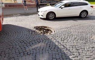 У Луцьку на вулиці Богдана Хмельницького утворилося провалля