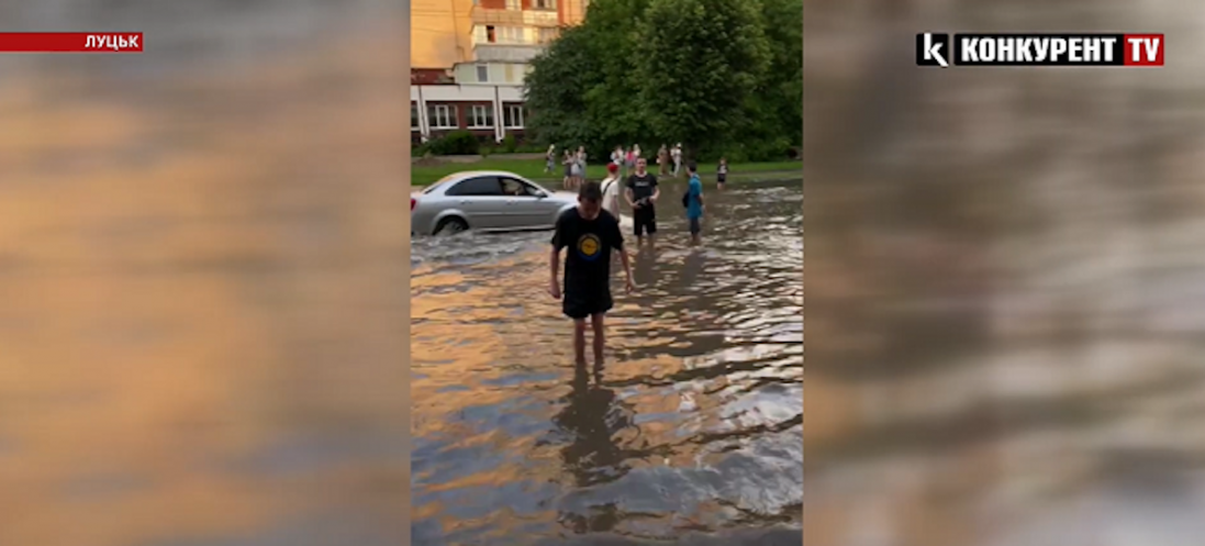 У Луцьку борються із затопленням після дощу: як