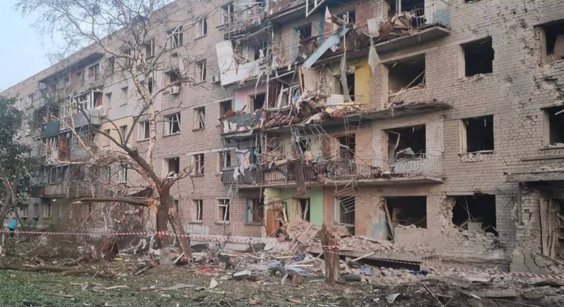 На селище у Харківській області окупанти вночі скинули авіабомбу