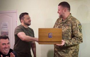 Зеленський вручив Залужному іменну зброю