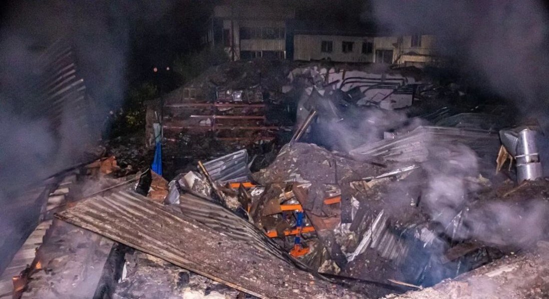Ракетні удари по Харкову: сталася пожежа у складській будівлі, є постраждалий