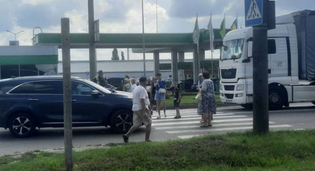 У Луцьку протестувальники не пропускають авто: що відомо