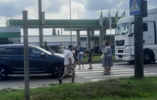 У Луцьку протестувальники не пропускають авто: що відомо