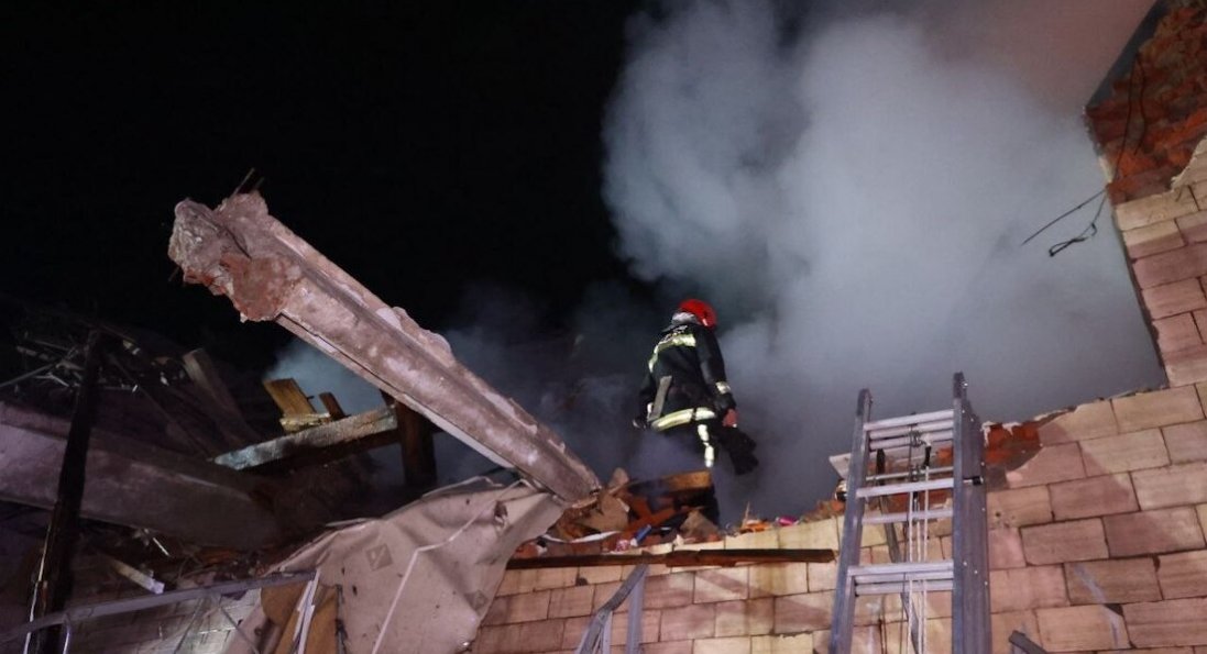 У Харкові окупанти атакували гуртожиток: зруйновані 2 поверхи