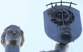 З «Батьківщини-Матері» зняли серп і молот