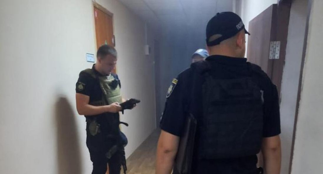 На Дніпропетровщині чоловік взяв заручницю і підірвав гранату в адмінбудівлі