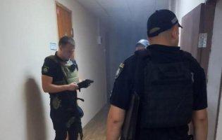 На Дніпропетровщині чоловік взяв заручницю і підірвав гранату в адмінбудівлі