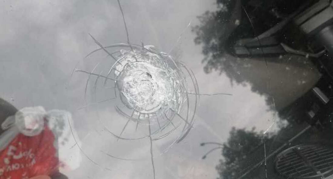 У Києві чоловік на самокаті наїхав на авто та вистрелив у лобове скло