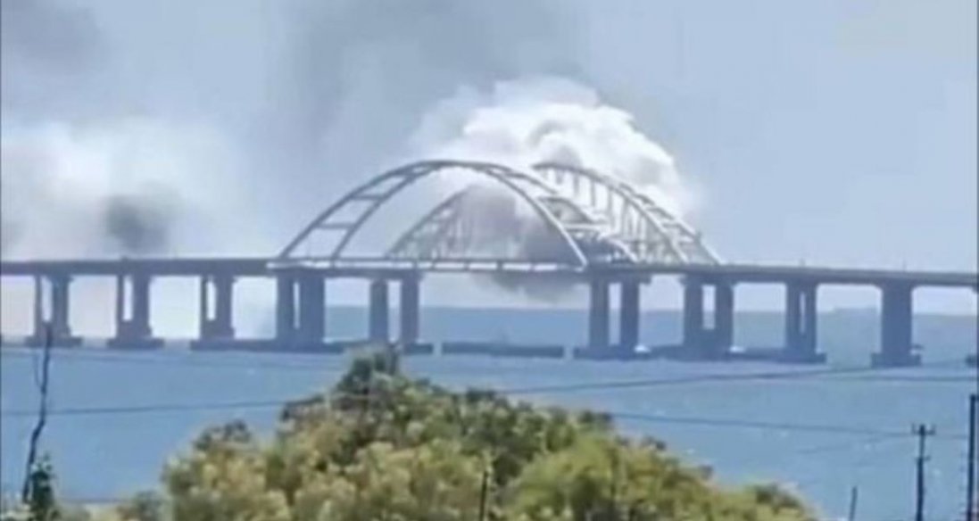 Вибухи в Криму: Керченський міст затягнуло димом