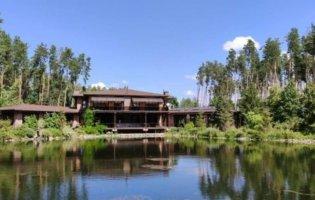 Особисте озеро та кришталева люстра: у Петра Симоненка шикарний маєток