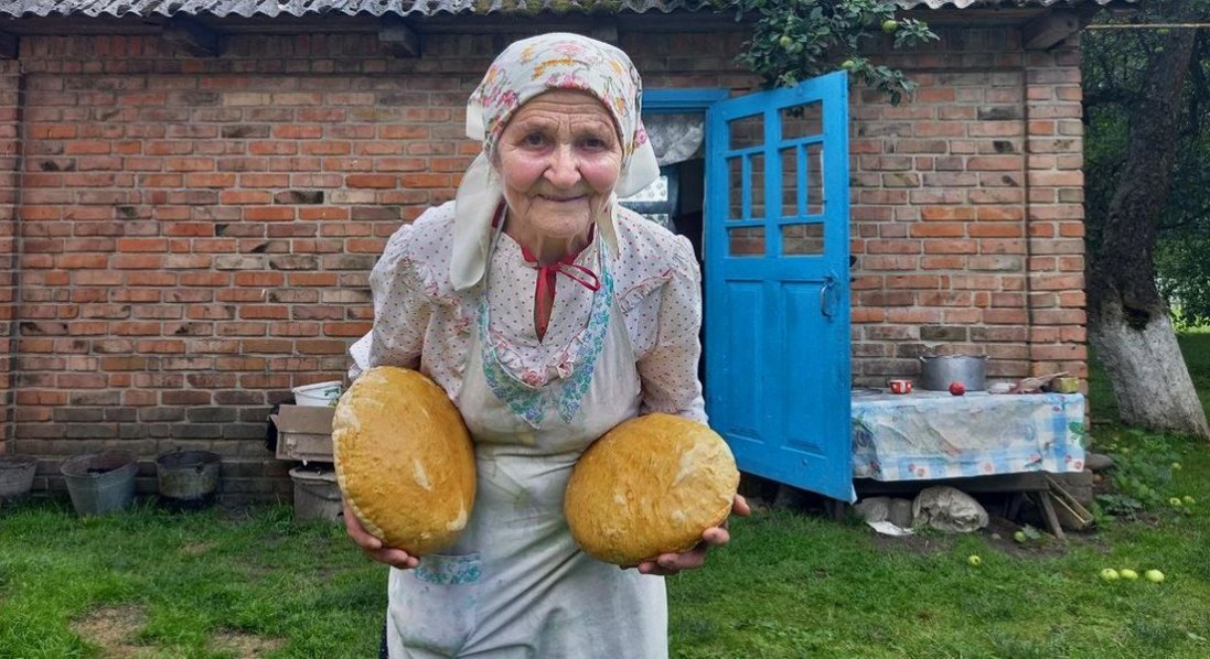 Пенсіонерка з Волині пече для військових хліб на черені