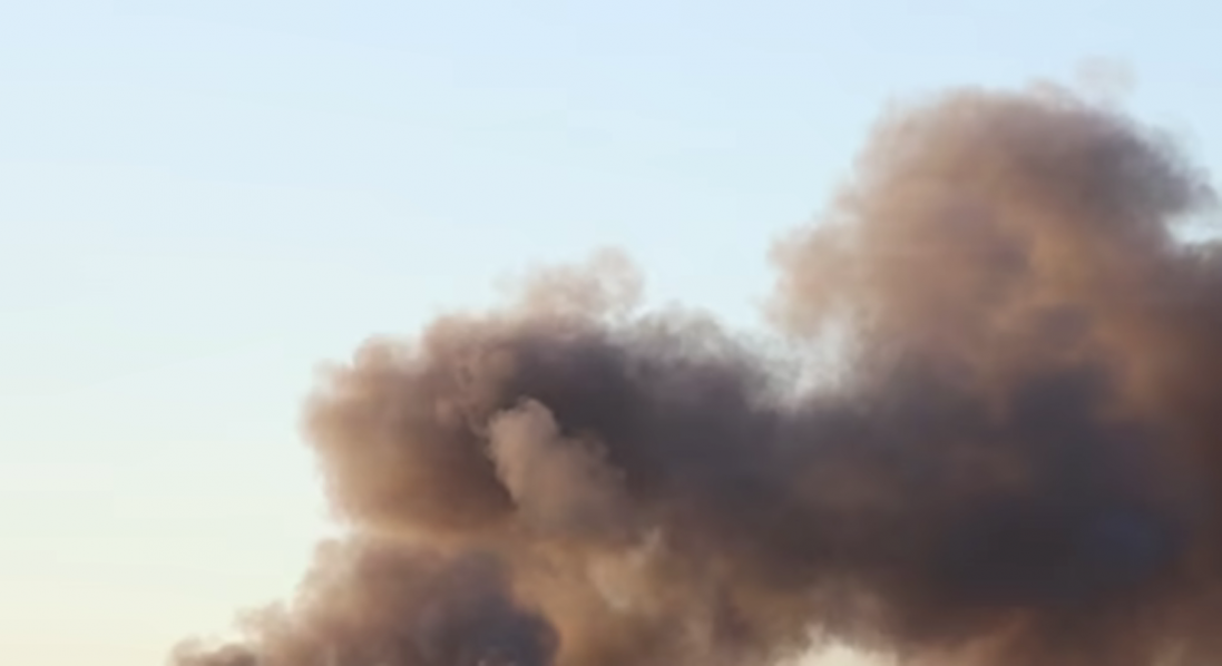 У Дніпрі внаслідок удару по підприємству - пожежа: є поранені