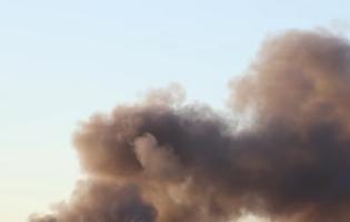 У Дніпрі внаслідок удару по підприємству - пожежа: є поранені