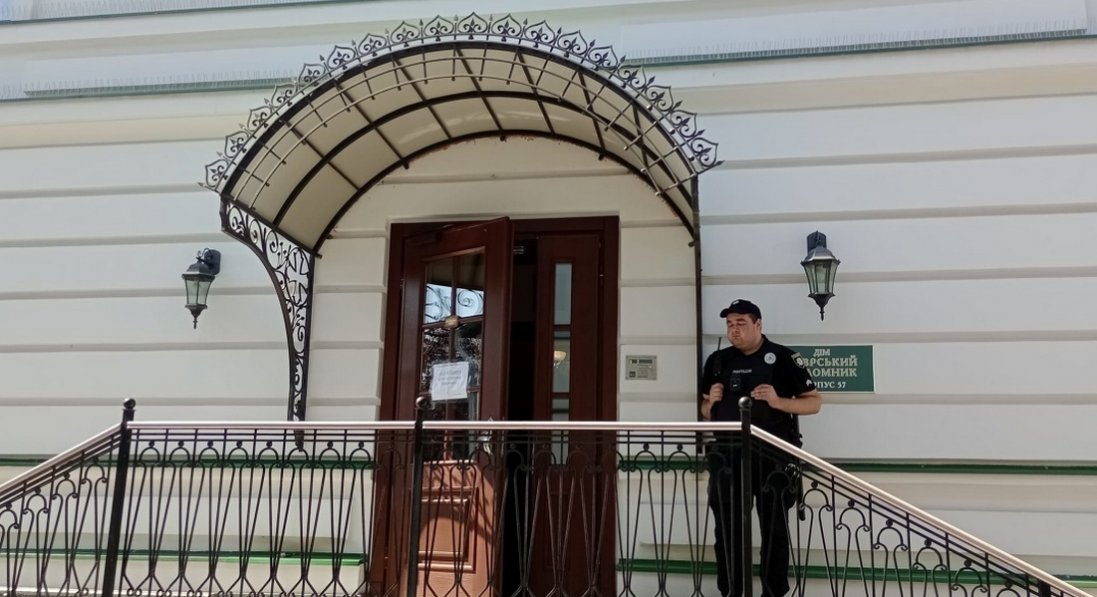 У Києві центральний вхід до Нижньої лаври закрила поліція