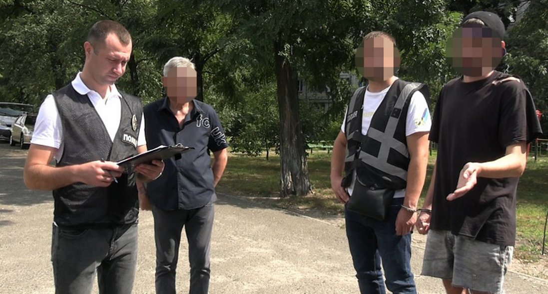 У Києві чоловік підпалив 12 автівок військових