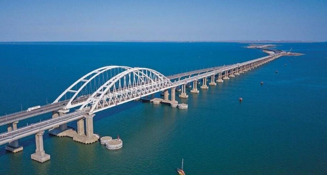 Біля Кримського мосту лунали вибухи