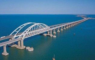 Біля Кримського мосту лунали вибухи
