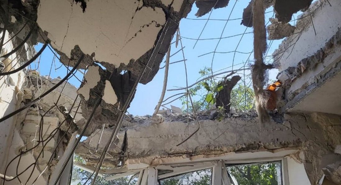На Донеччині окупанти вдарили по міському супермаркету: є поранені