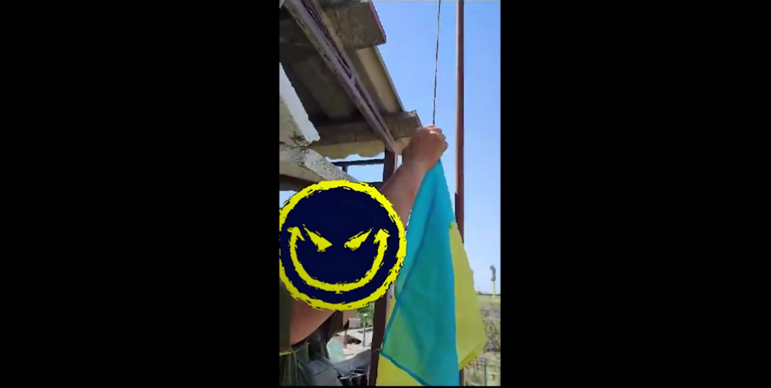 На лівому березі Херсонщини захисники підняли український прапор