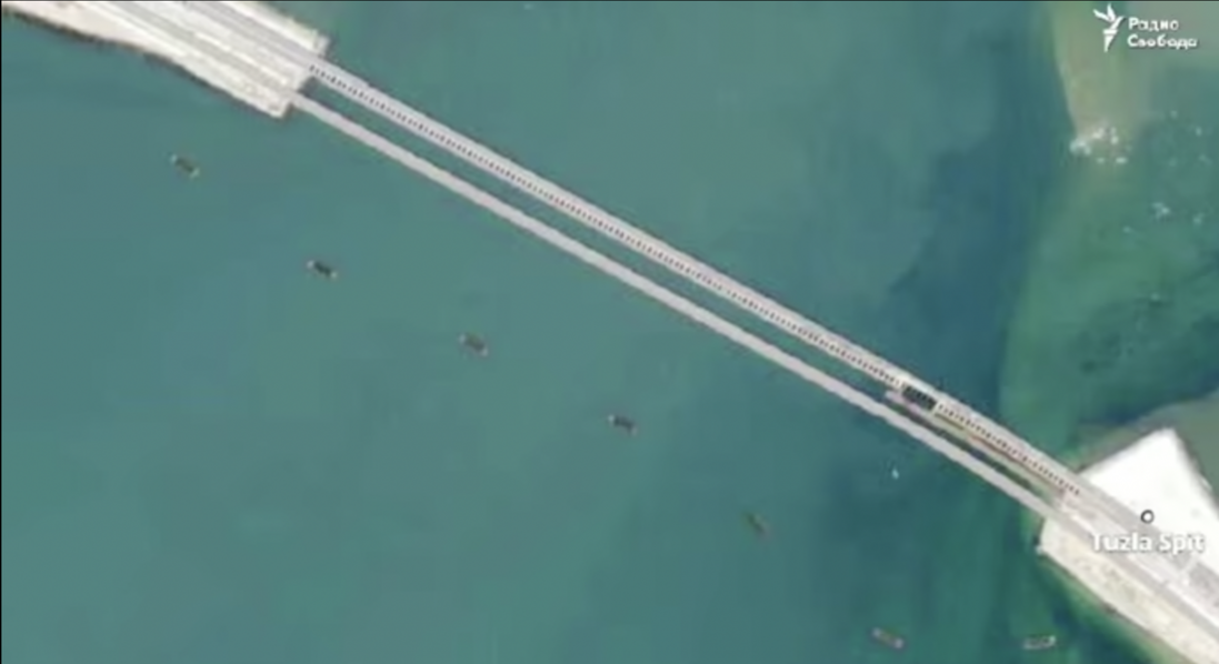 Біля Кримського мосту супутник показав баржі-барикади від українських дроні