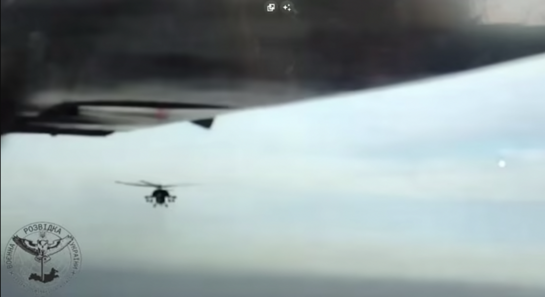 ГУР показало погоню в Криму російської авіації за дроном України