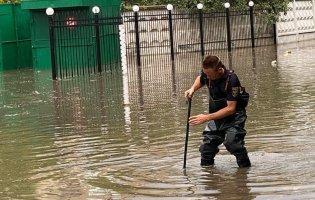 У Луцьку затопило проспект: води - до колін