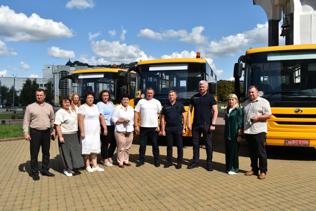 Юрій Погуляйко передав нові автобуси трьом громадам