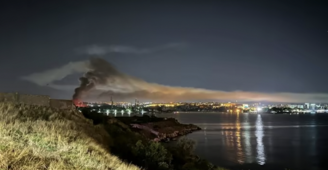 У Севастополі горить судноремонтний завод