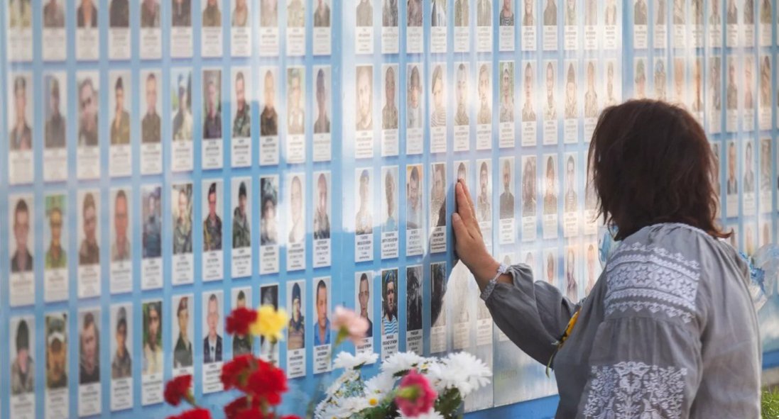 У Києві зі Стіни пам'яті зникають фото загиблих військових: що відомо
